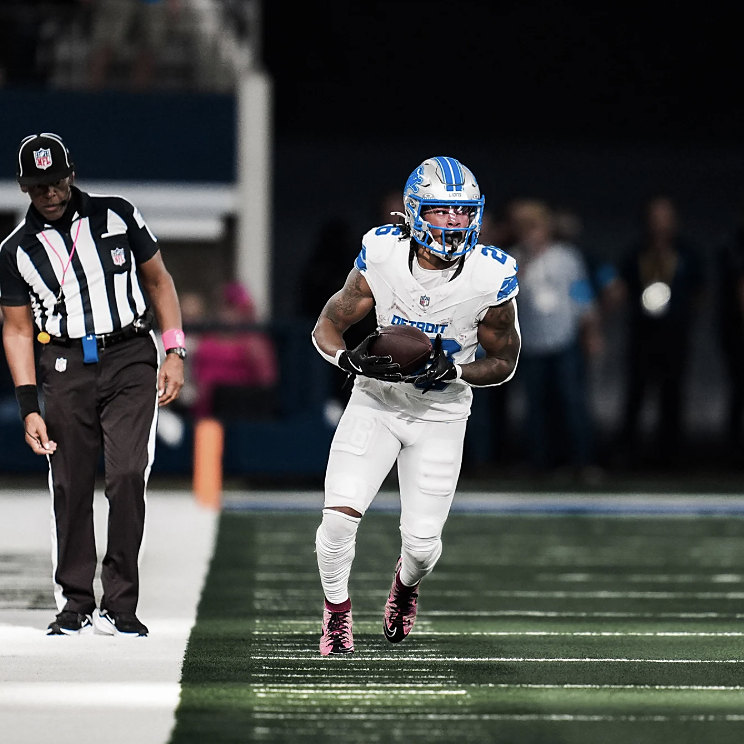 Jahmyr Gibbs carrying the ball